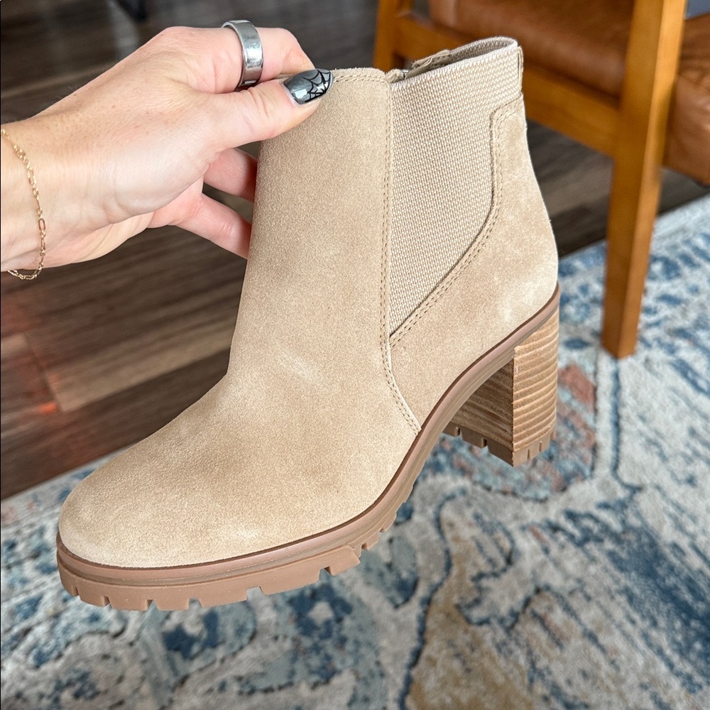 Vince Camuto NWOT  Tan Ankle Boots with Chunky Heel